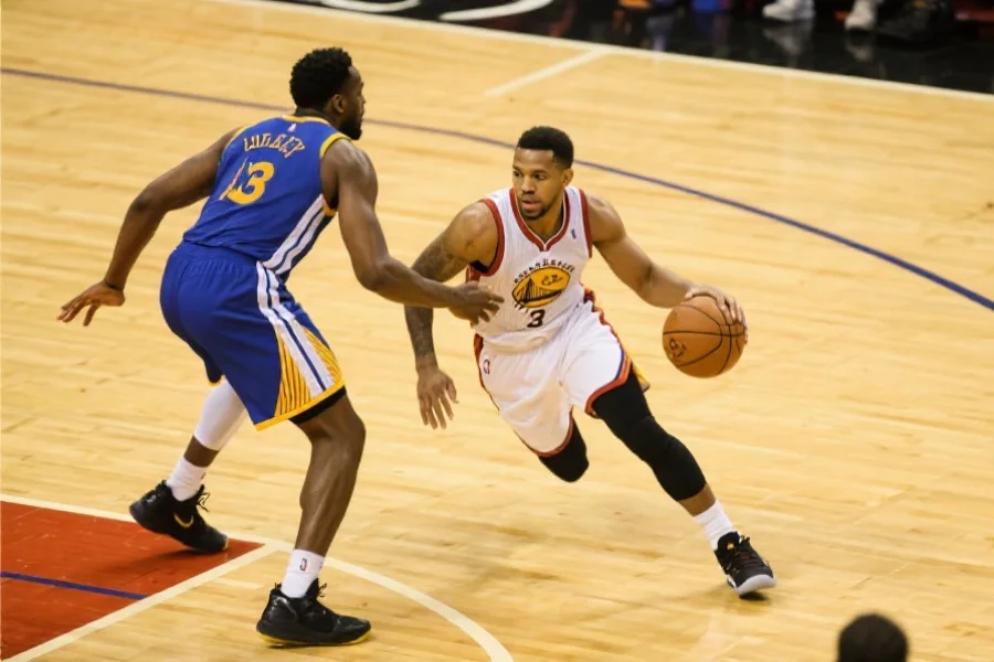 篮球战术入门：揭开挡拆配合的奥秘，解析NBA经典案例